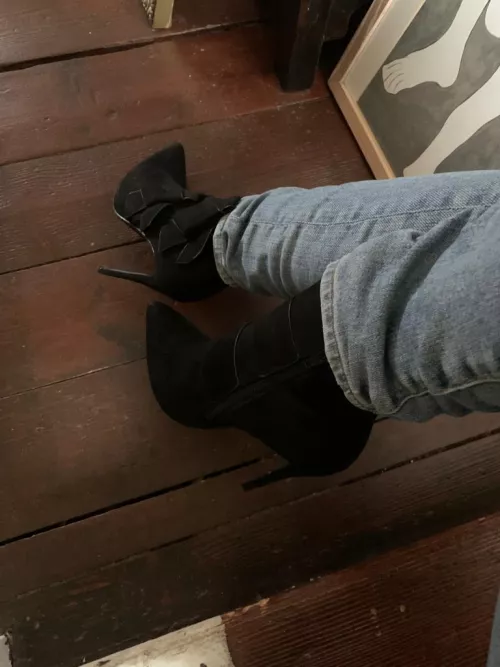 i love my suede black stiletto boots OC by MalinaWhispers