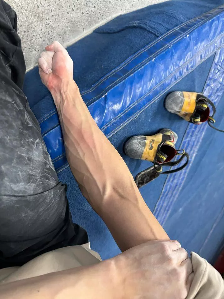 👀 lil bit of veins posted by SoftHaru