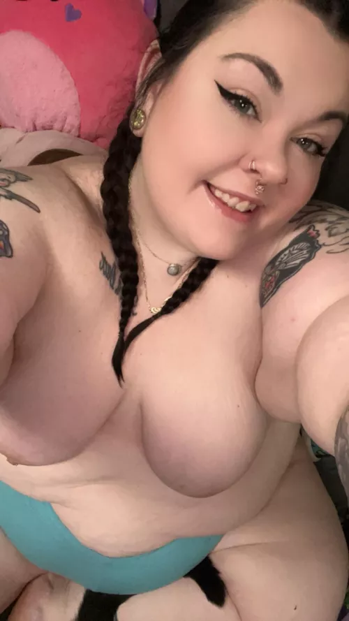 Pretty face and a soft body 🥰 by aliciapeachesxx