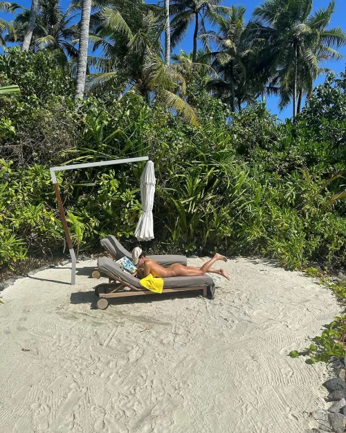 sunbathing naked by dreinherrr