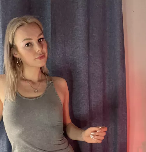 they call me snowwhite :) by Missie_Luckyt