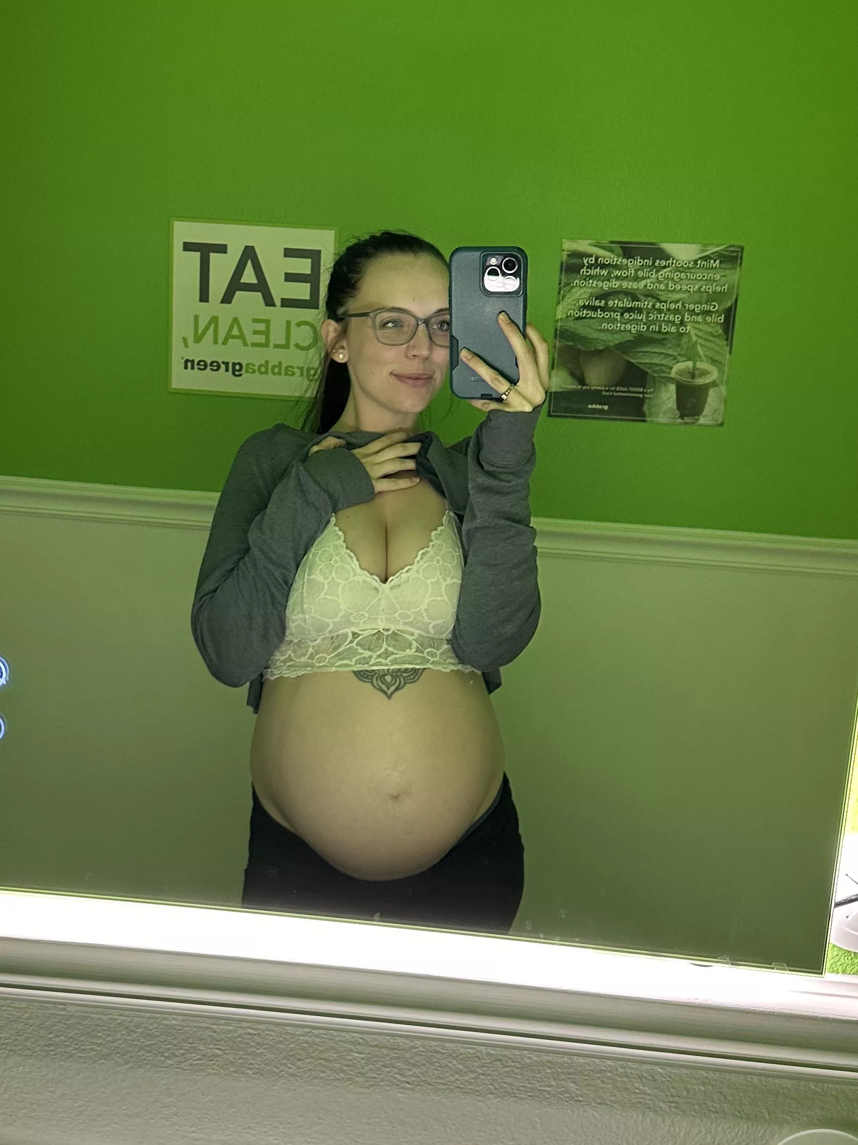 Wanna touch the belly @smutty_fantasy posted by smuttyfantasy