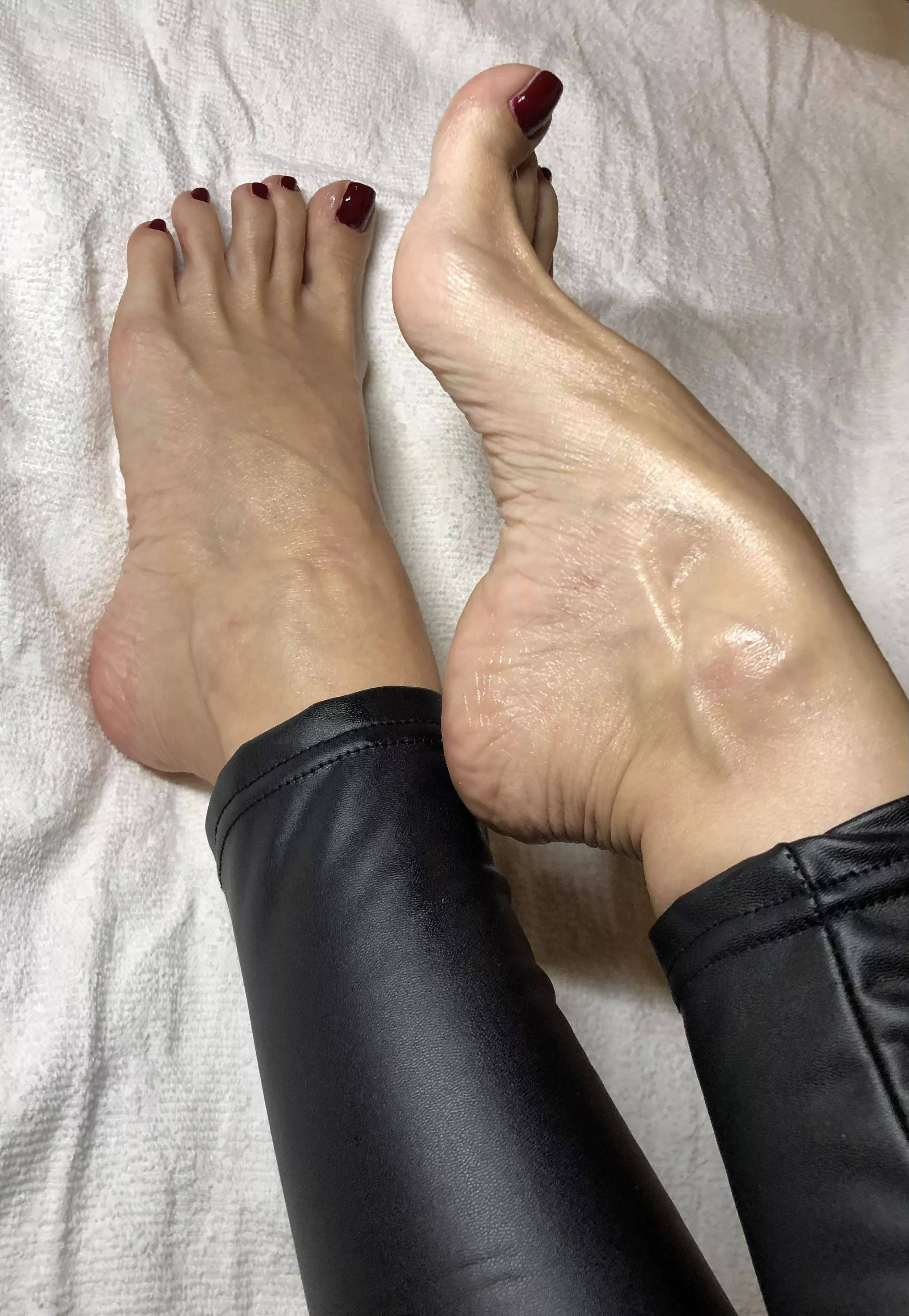 We all love soft and oily feet, right? posted by albastoes