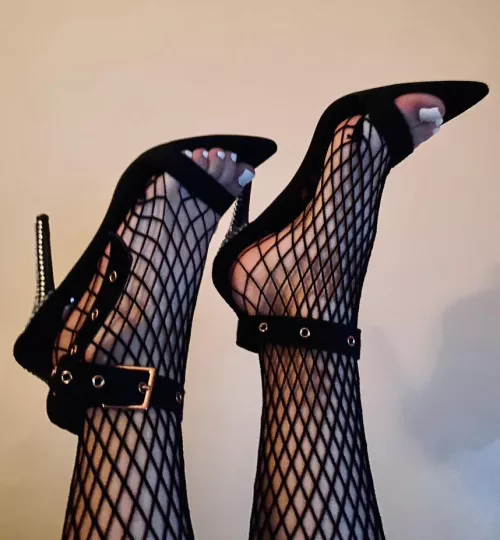 would you let me fuck you with my feet? by LezBDiabla