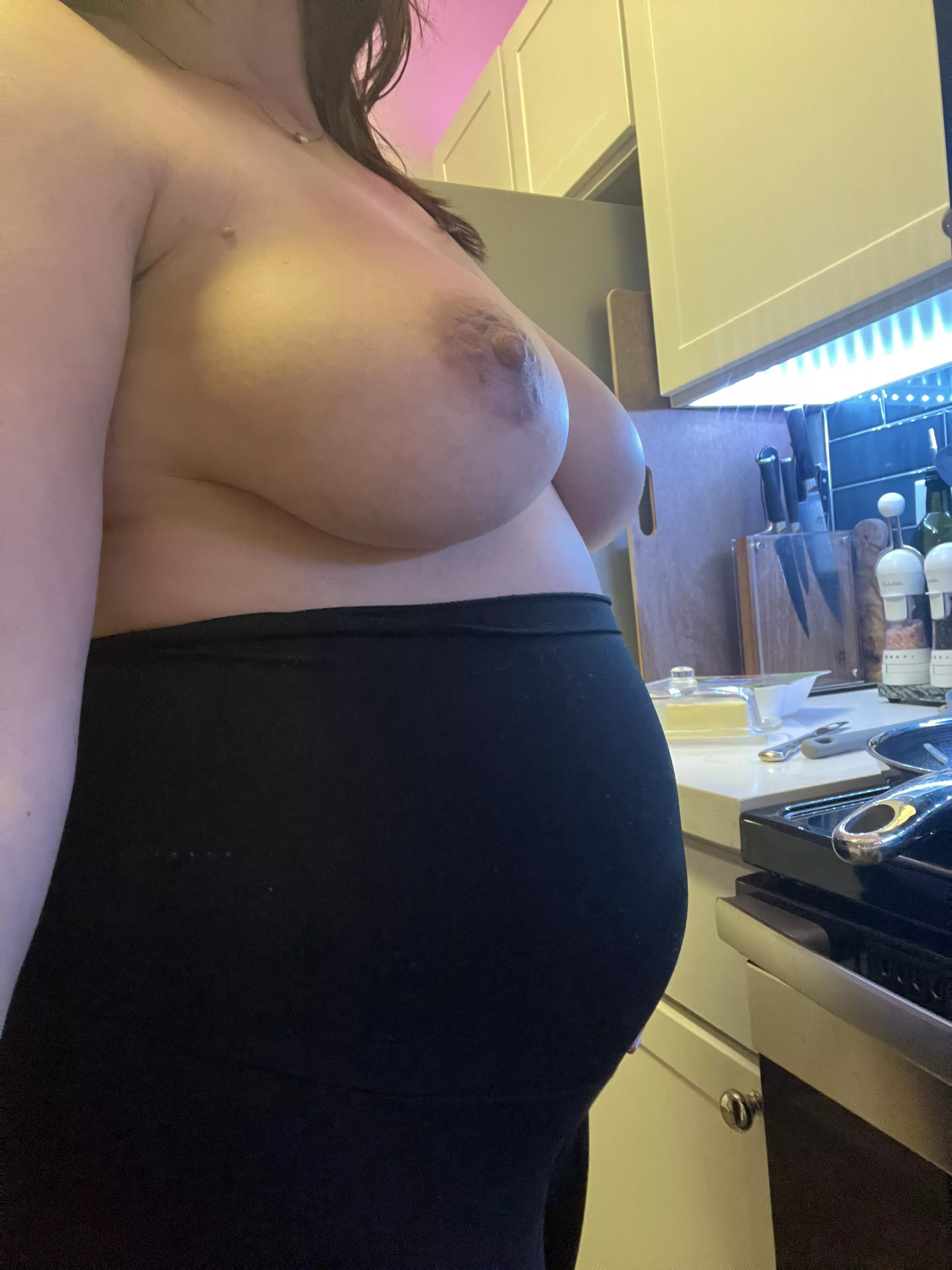 Cooking topless while pregnant just makes sense 🤷🏻‍♀️ posted by sunburnsugar