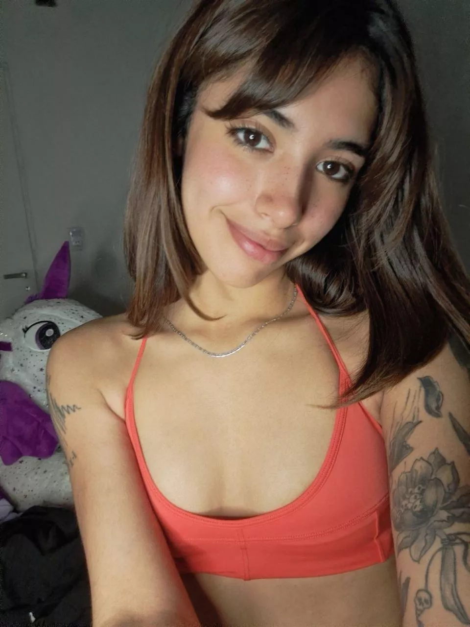 Do you think I'm looking good in this crop? posted by cindy_red