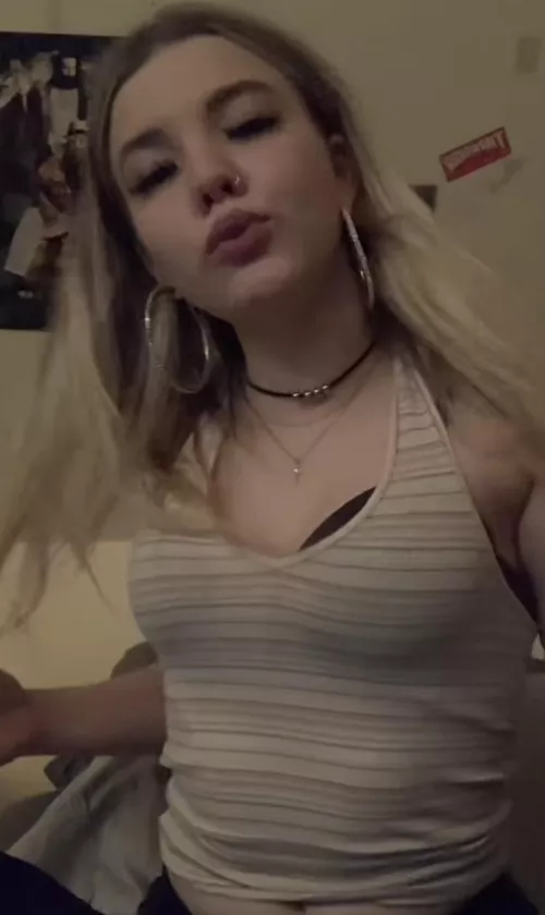 Does anyone know her reddit u/? she used to be active a year ago but cant find her anywhere :( by leahjonessx