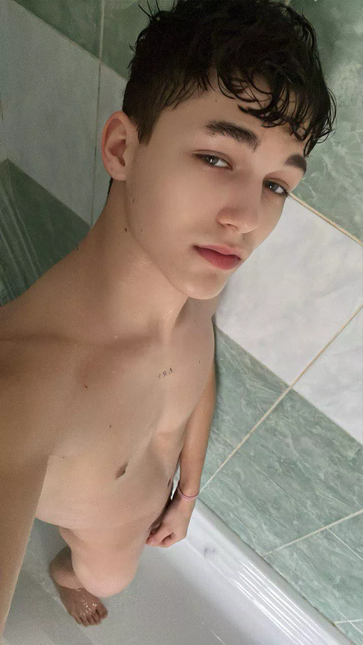 finally 18... can you teach me to be a good twink? posted by Izabella_GG