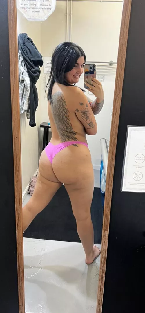 Fun in the tanning room by Blazey_baby