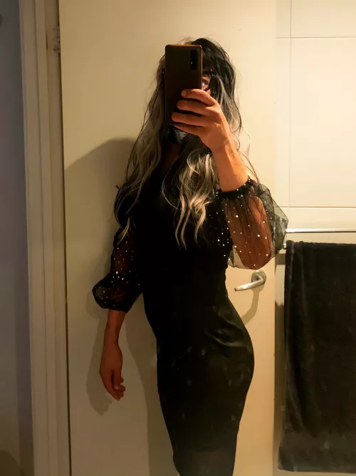 Hi I'm sissy Stella!! Comment and arrows up if you'd like to see my generous meat 😊 by Lopsided_Sink3965