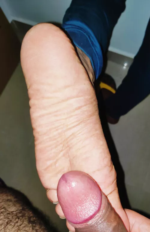 I finally gave in, pointed my soles up while standing for him to get off🐾🙈 by Mediocre_Pay_1148