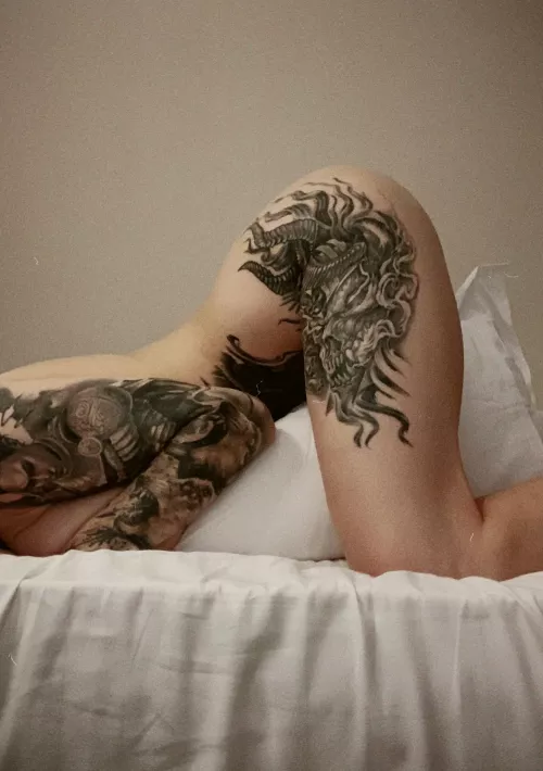 I love this pose by Im_draculas_wife