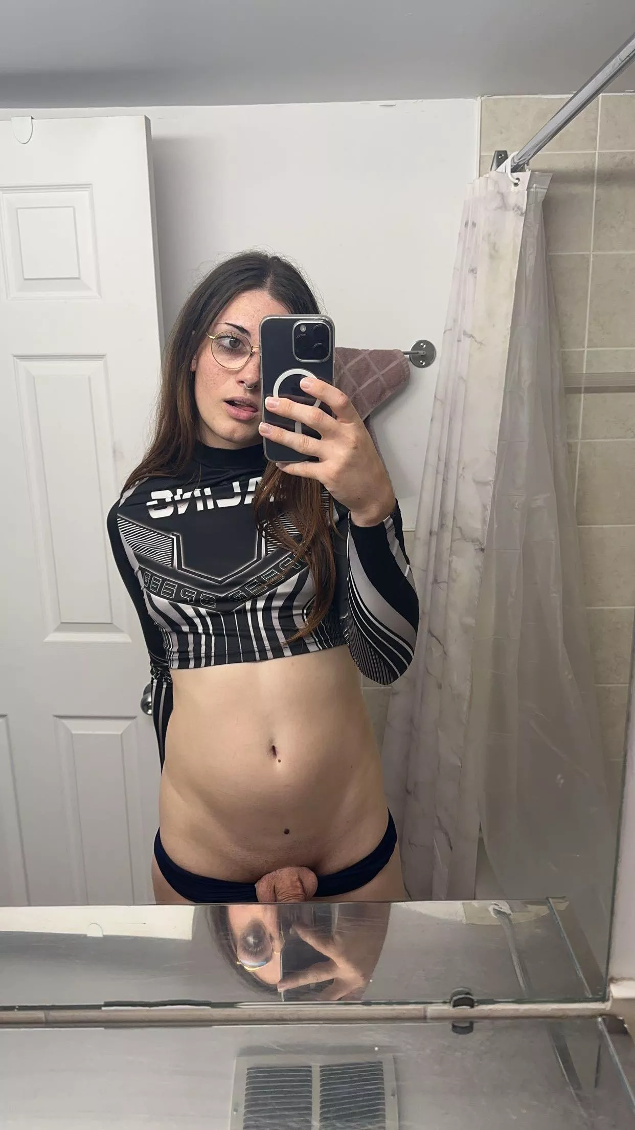 I want some mirror couple pictures, any volunteer? posted by nicky_dabratz