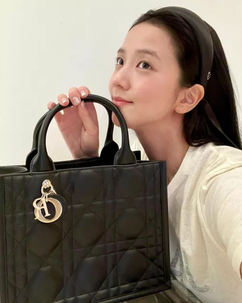 Kim Ji-soo by BusyFlower9