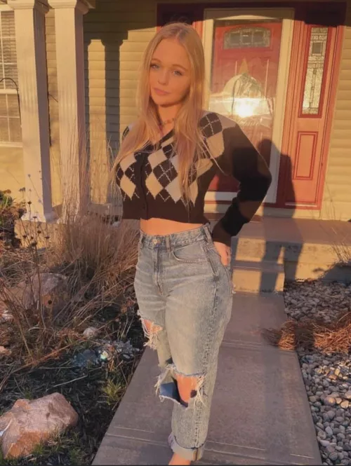 Love when a girls tits are so big the bottom of the shirt doesn’t touch her body. by h0gCranker