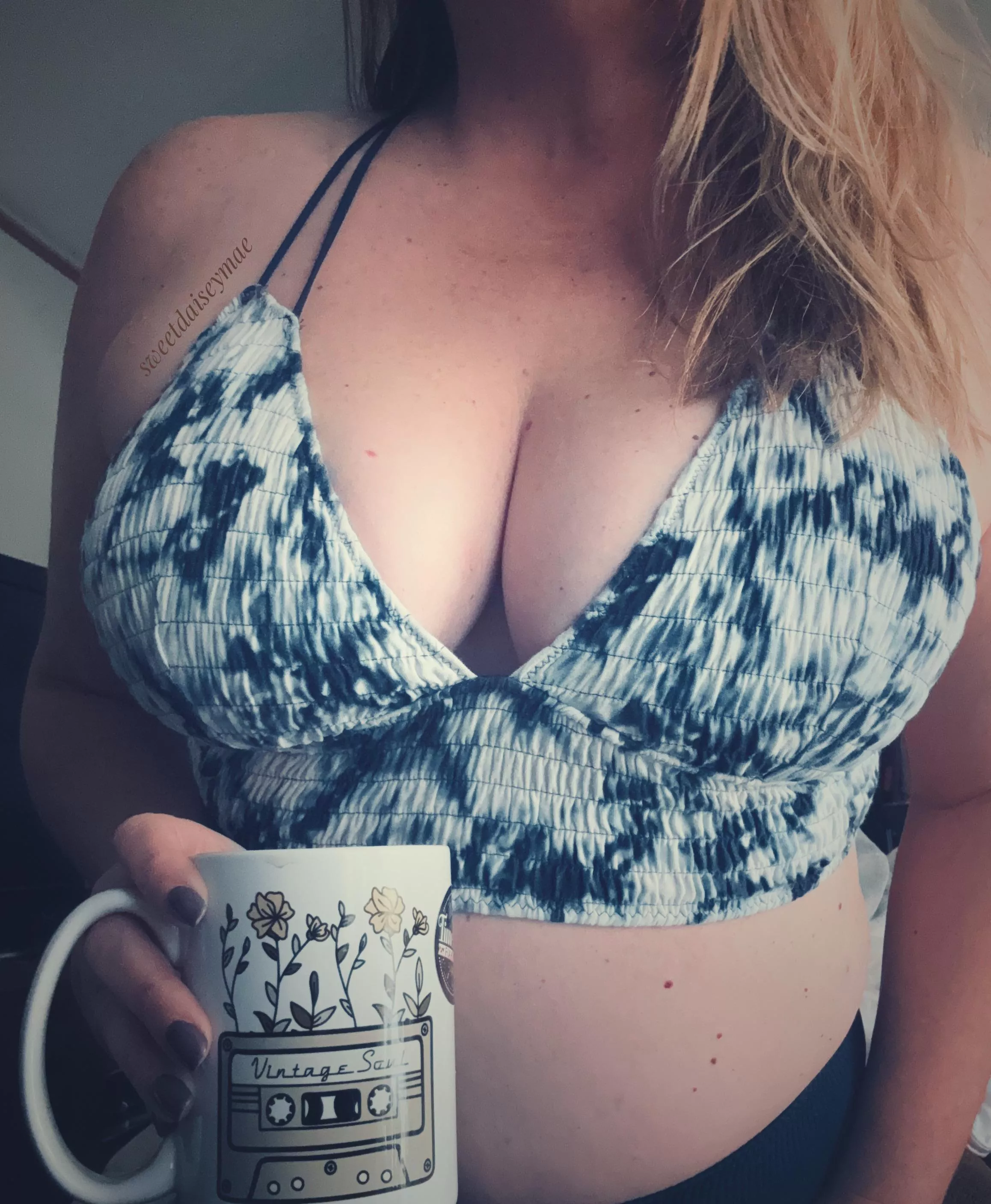 Saturday sing a long! Tell me what’s on your mix tape! The last 3 songs I listened to are below 💋 posted by sweetdaiseymae