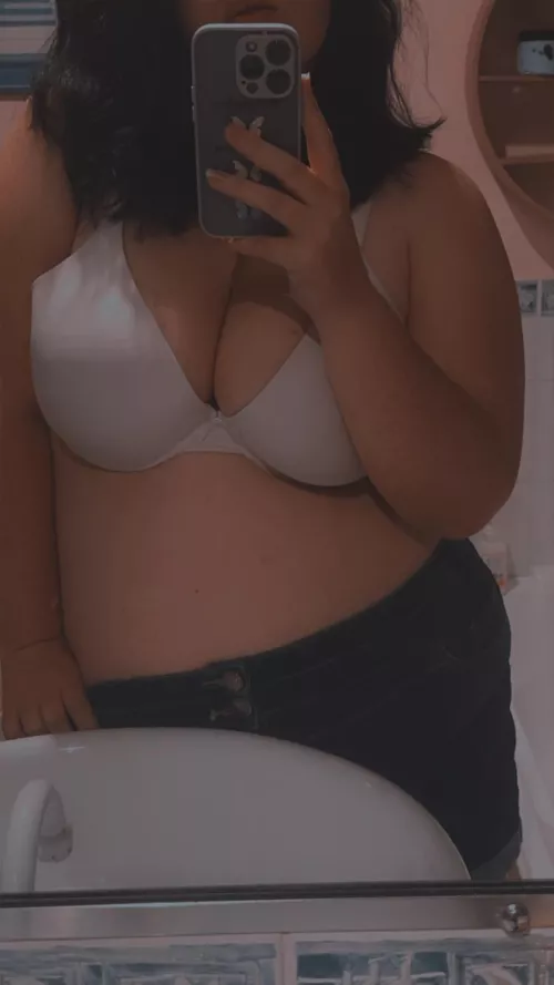 Sexy pose to show off the curves 🔥🔥 by Curvylicious977