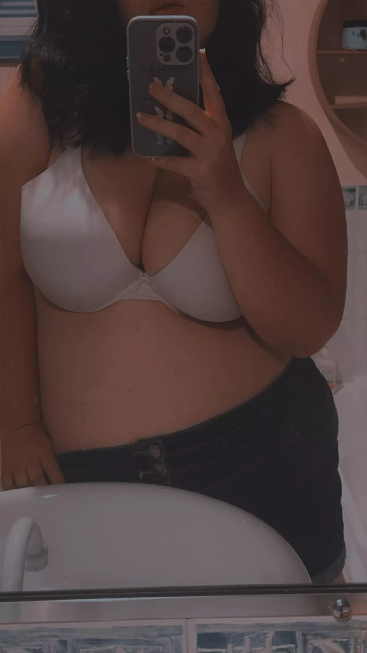 Sexy pose to show off the curves 🔥🔥 posted by Curvylicious977