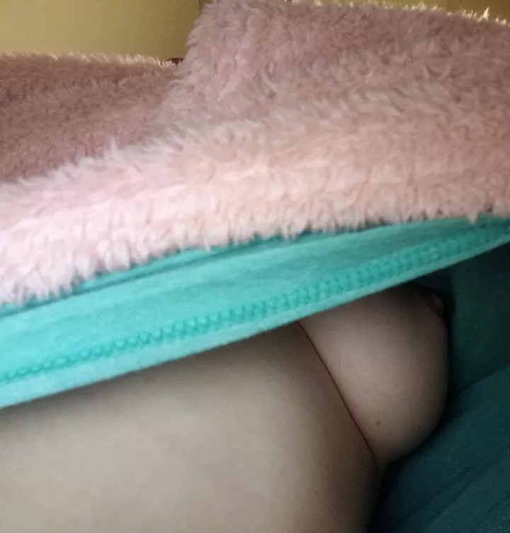 upblousing 🤭 posted by fetfeetmeow