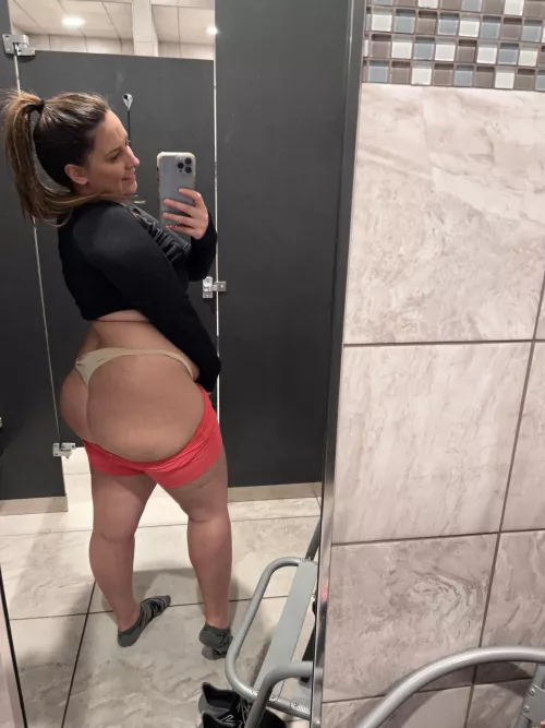 Wanna fuck me in the locker room after we workout?? by GirlsLoveToast22