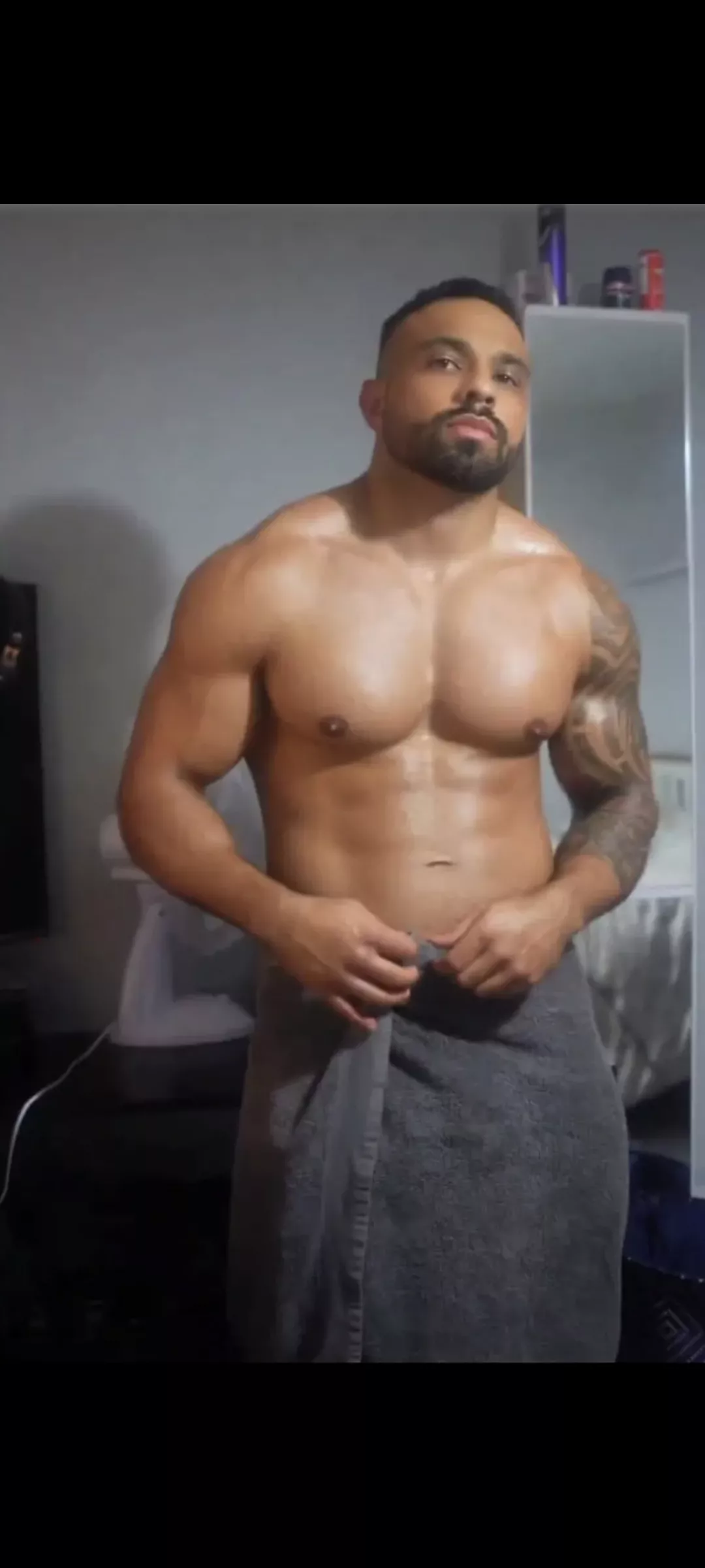 What's hiding beneath the towel 🍆🥵 posted by ManLik3Deakz