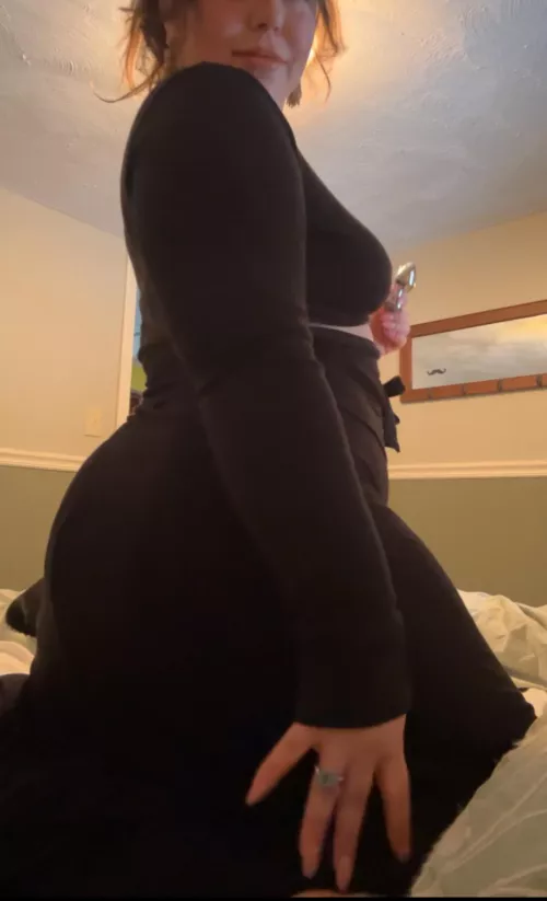 Will someone please make my (f28) pussy drip by sexting my bf (m28) and making me beg for attention? by anothershyslut