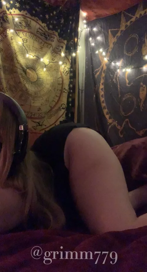 Wish someone was behind my thicc goth gamer ass ;) by grimm779