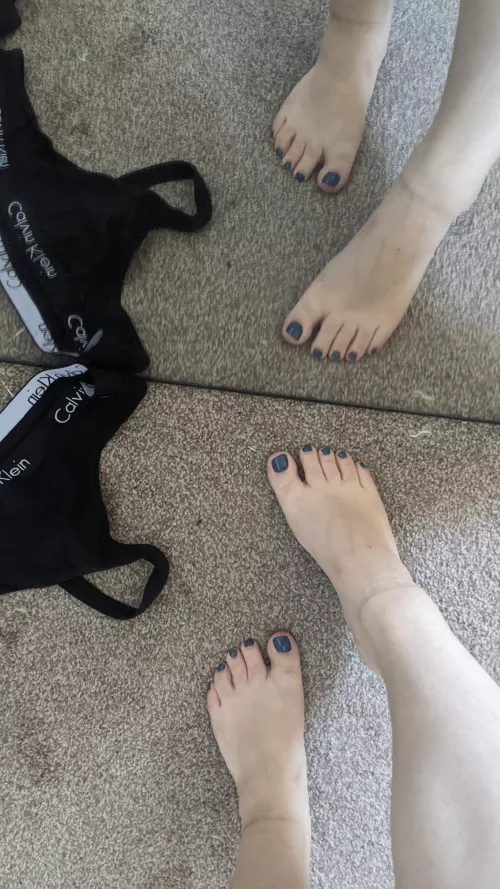 Can you see the sock indentations left on my ankles? 🤭 by HarmonyHallux