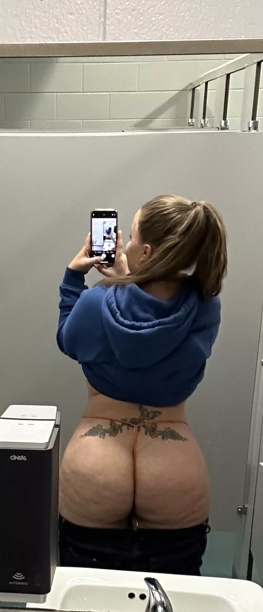 Curvy mama with a phat butt (f) posted by NikkiNeedsMore