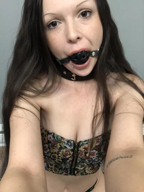 Do I look pretty with a gag? by jessiemotionless