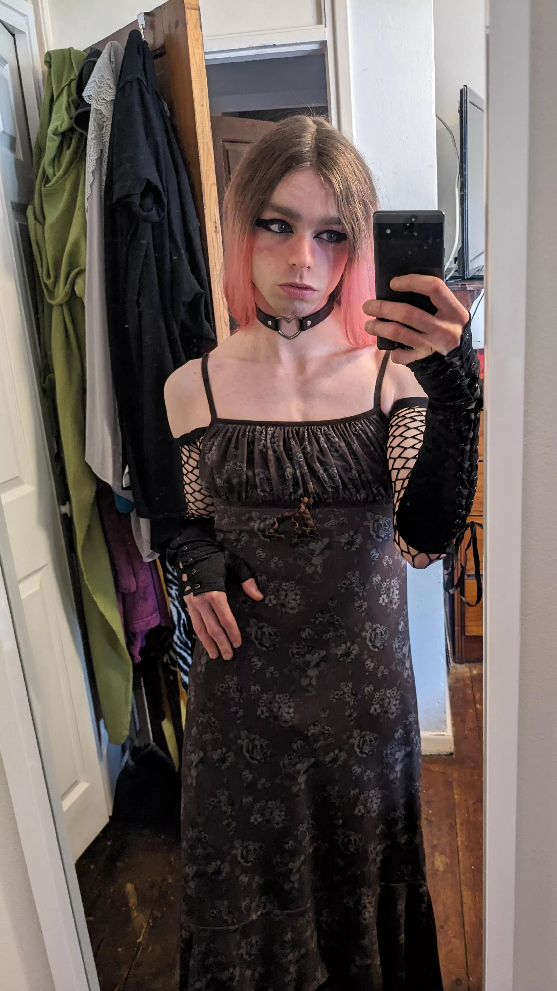 Do you like emo girls?? :3 💕 posted by Minute_Boysenberry77