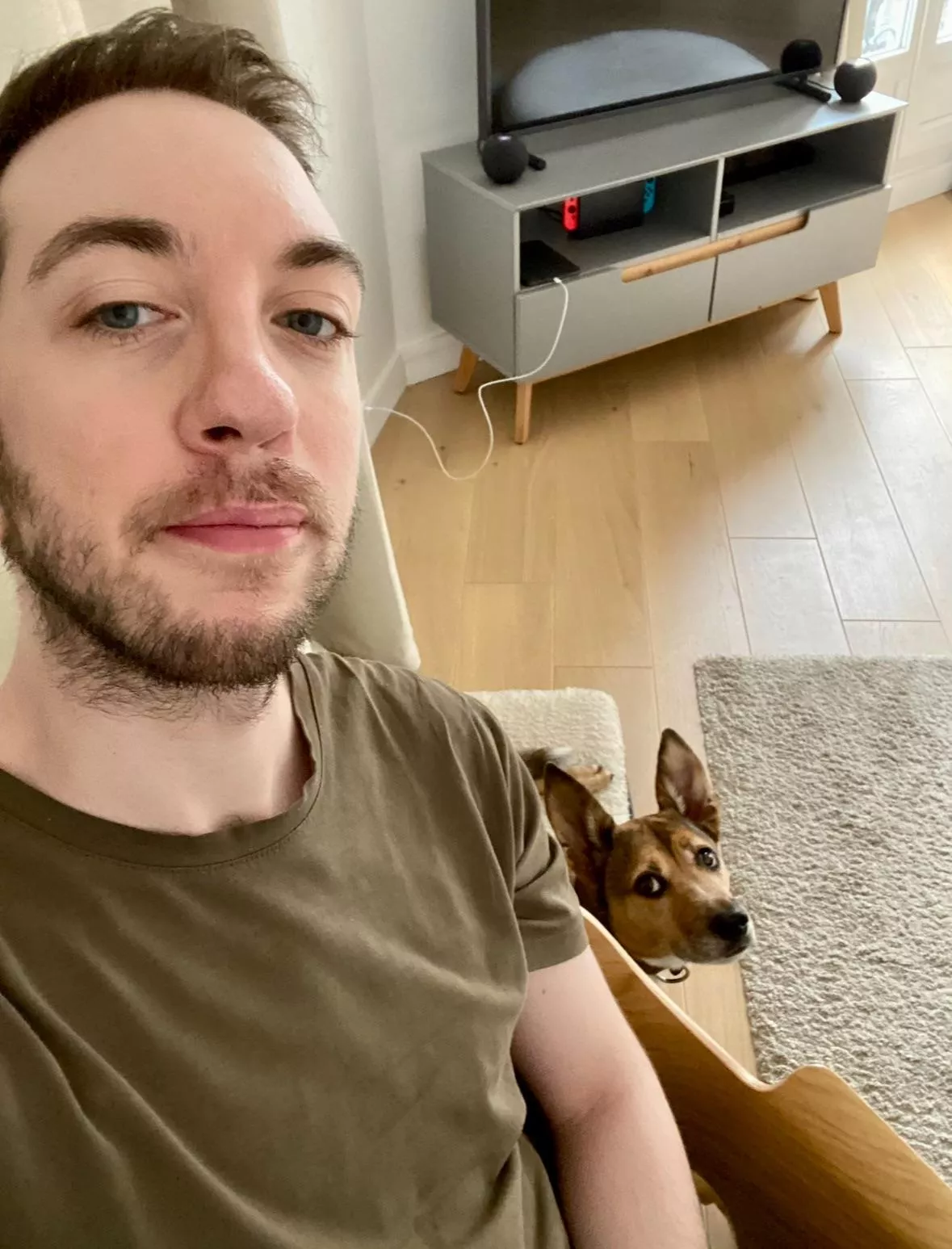 Happy Sunday! Say hi! 👋🏻 posted by bennettwo