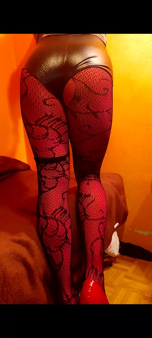 Haw do l look? by SympathyBig4207