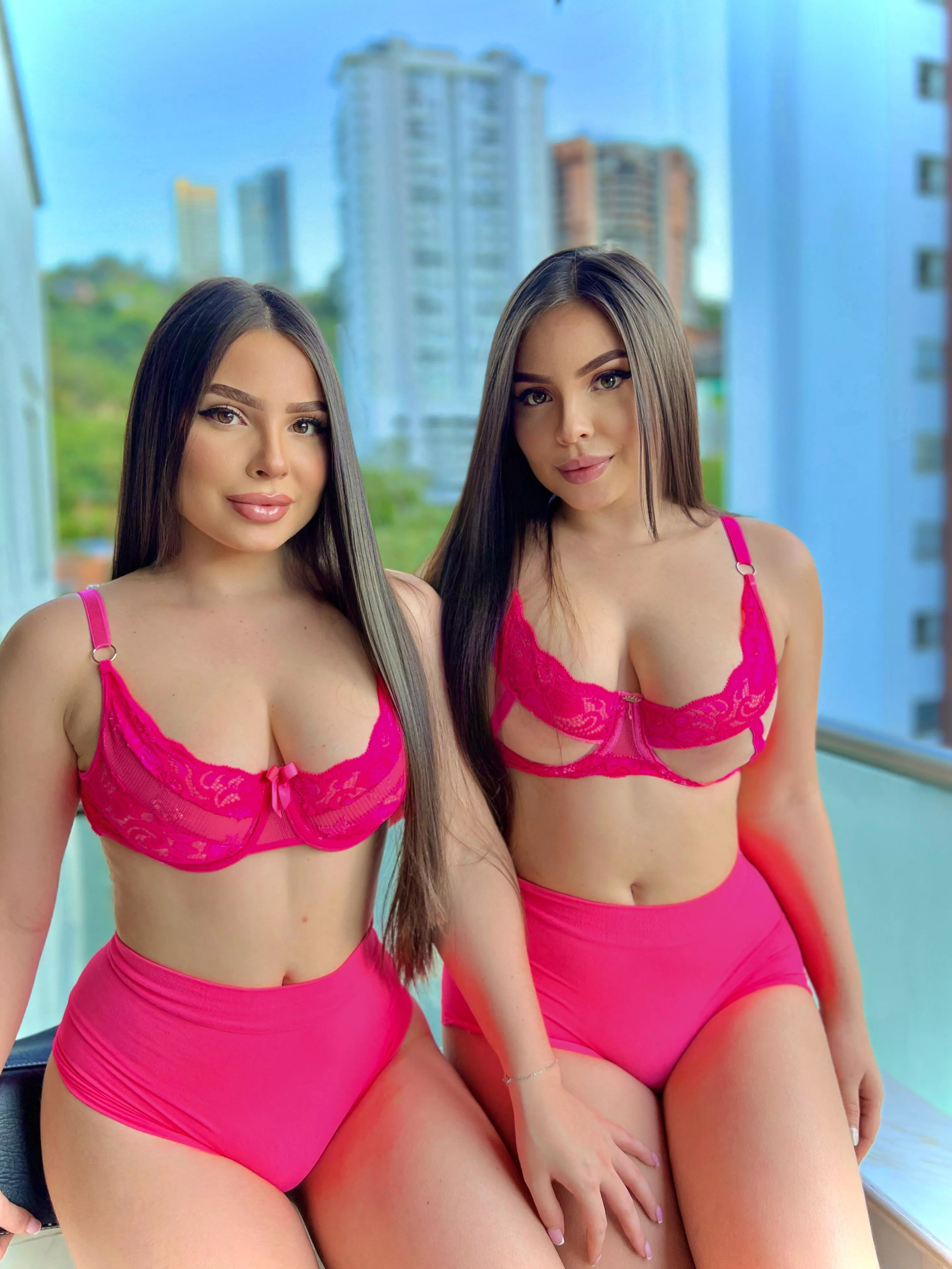 Hi guys! Onlytwins posted by Onlytwins