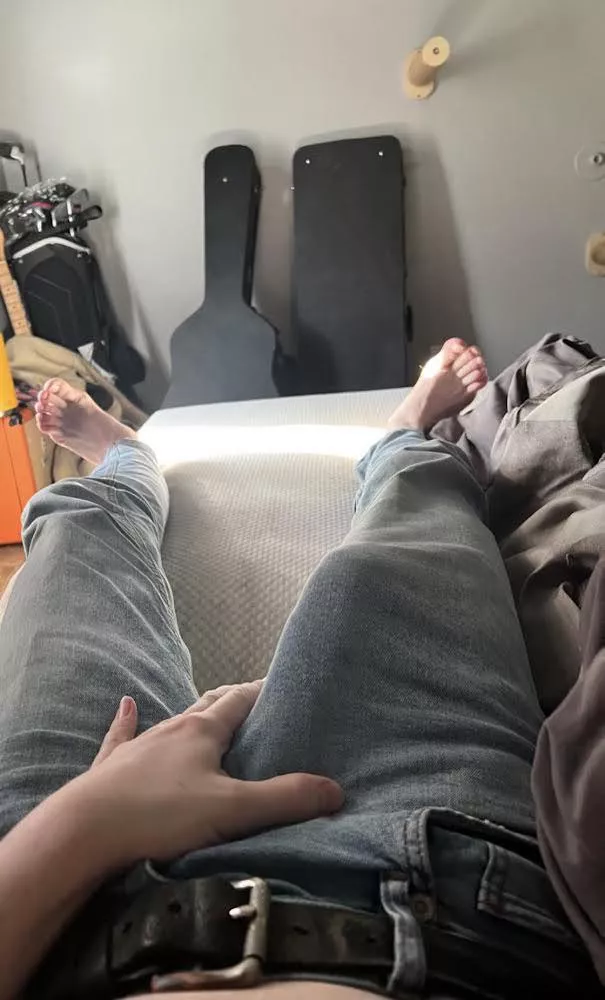 How’s it look in these super tight jeans?! 👖🍆 posted by dlew505