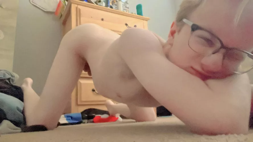 i need a big strong man >///< by deeemjayy