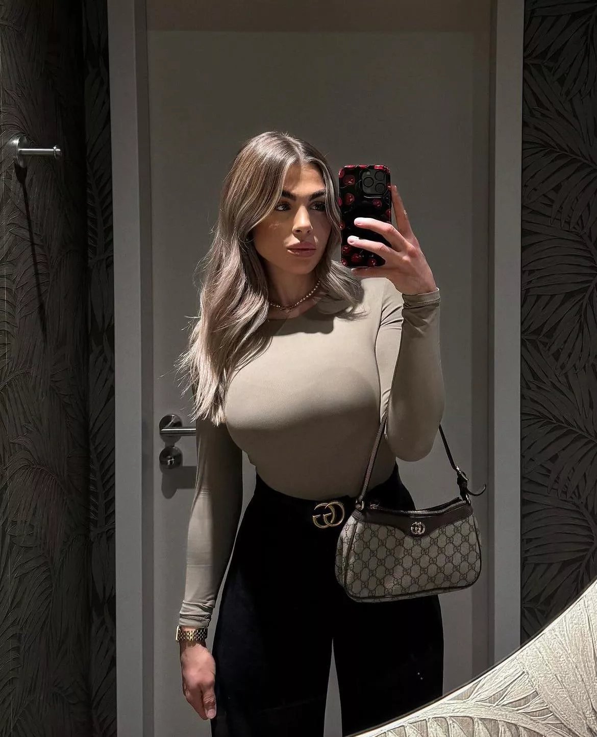 Mirror selfie posted by W1ndwardFormation