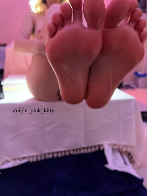 Oiled soles, ready to be massaged by night_pink_kitty