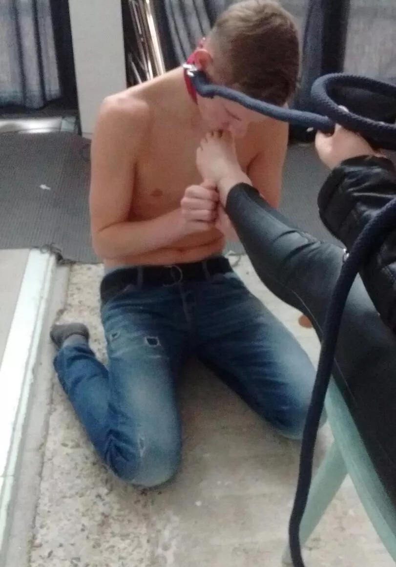 On leash posted by queensasjaluna