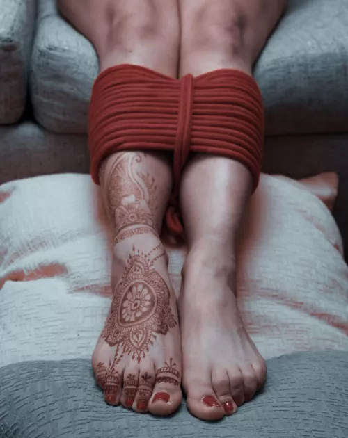 Pretty feet all knotted up by HABIBI2024