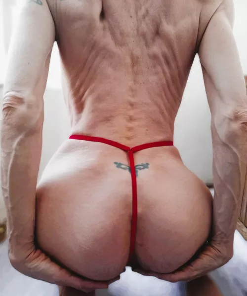 Red thongs are very hot. This one comes off very easily. by Tonialov