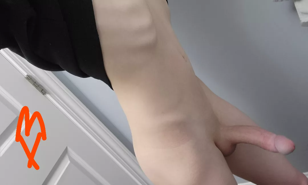 🖤 Straight boys.. would you ever date a lil cutie w a massive cock? 🙈 posted by PicoISme