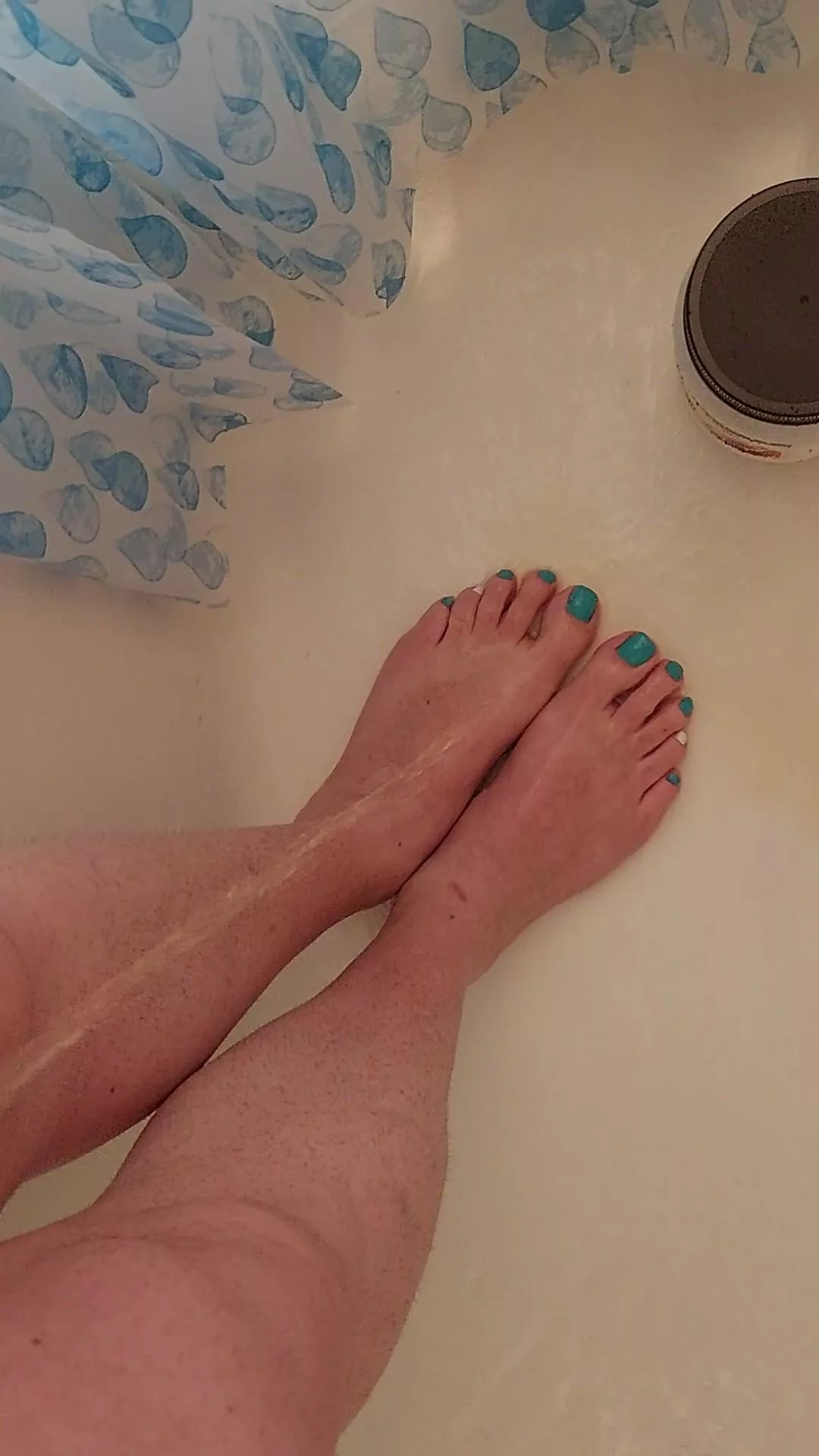 Tickles my toes posted by Girlysandals31