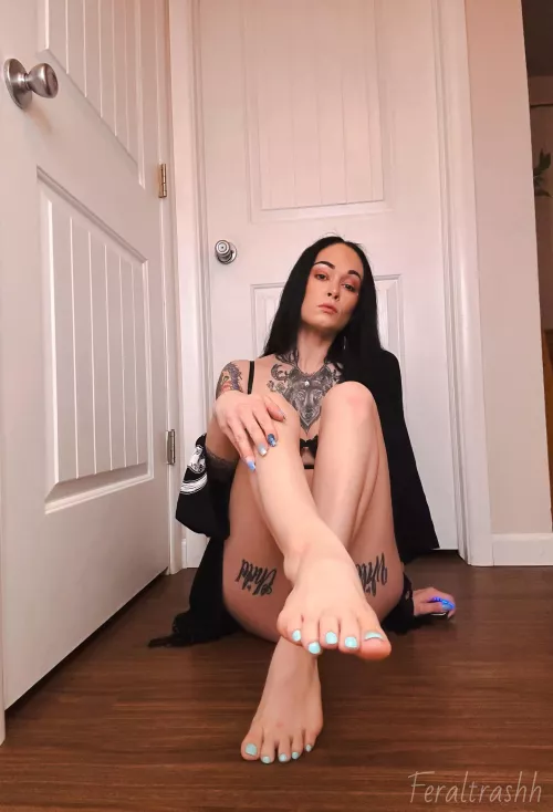 Ahhhh yes, always start at the toes🖤 by Feraltrashh