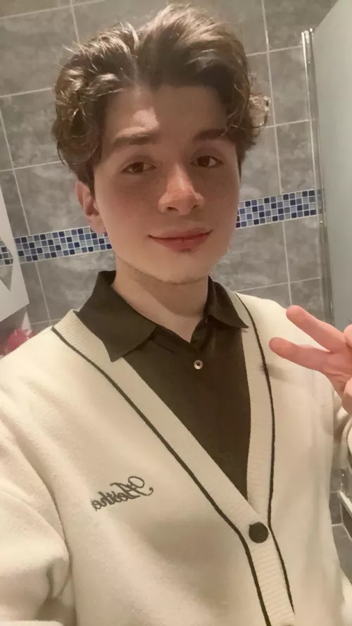 Bathroom lightning hits good 😗 by Alighterr