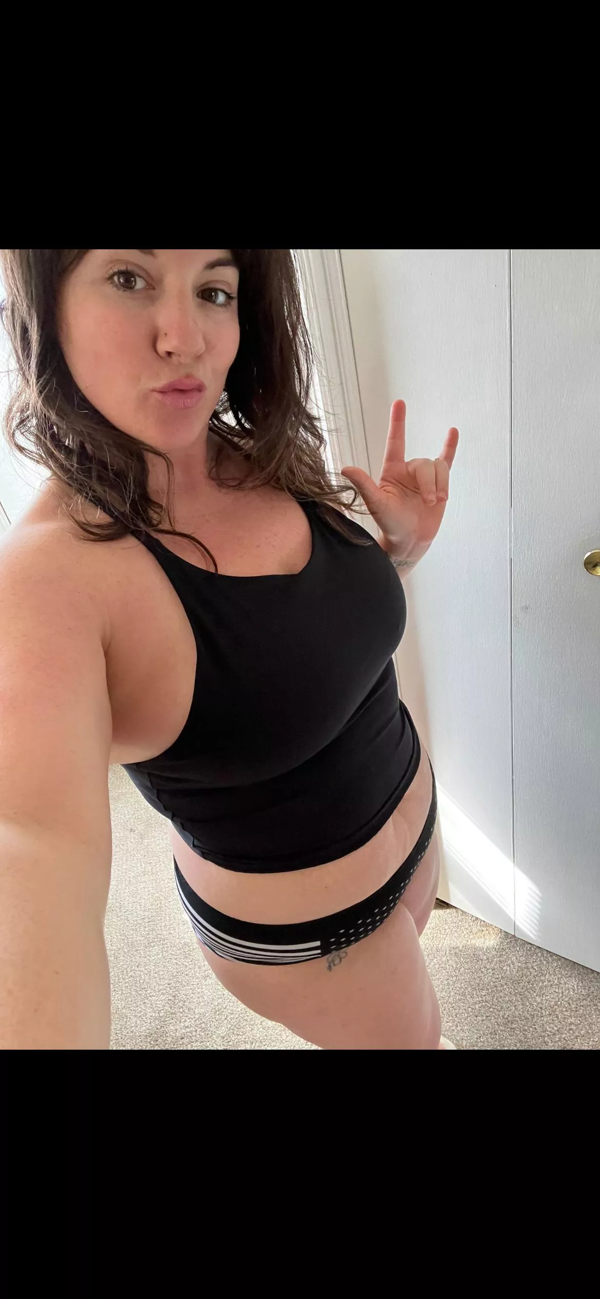 Cute, curvy & hella flirty! posted by HelloLanna_XO