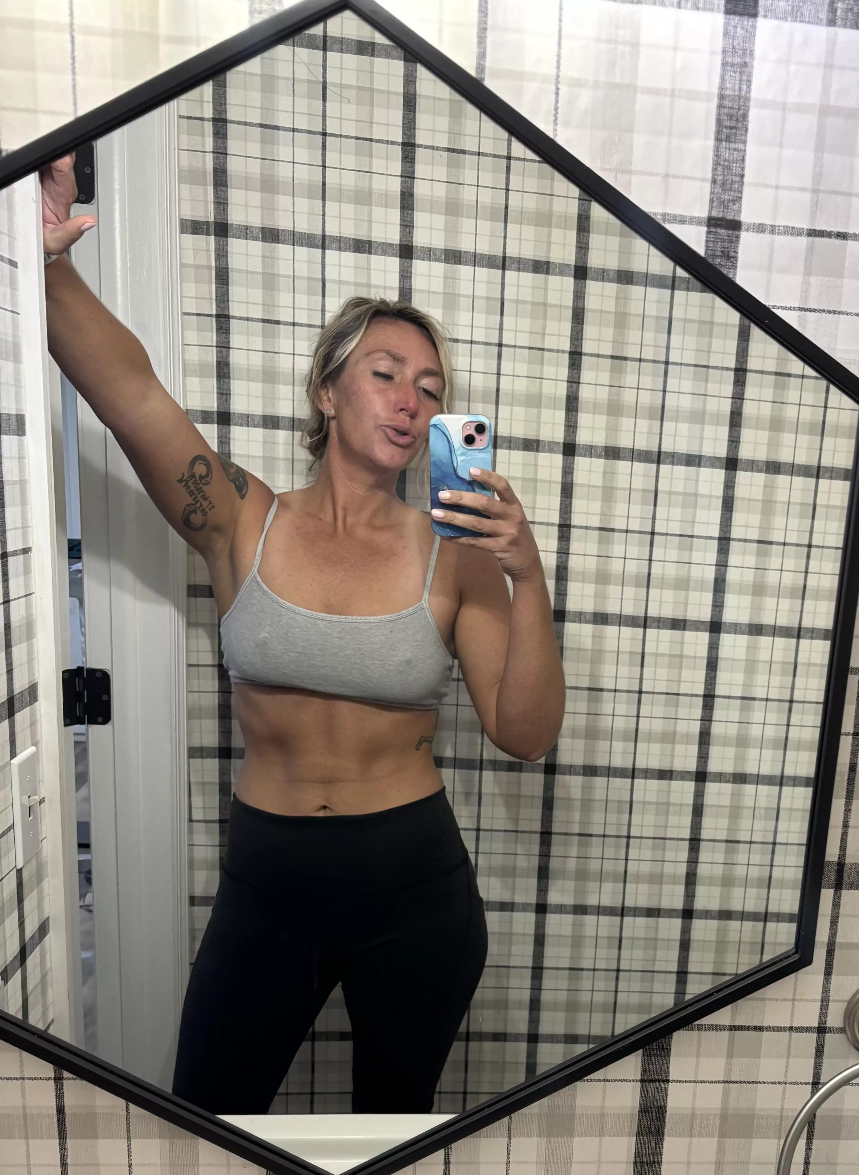 Happy Monday! It’s cold. posted by SettingVisible419