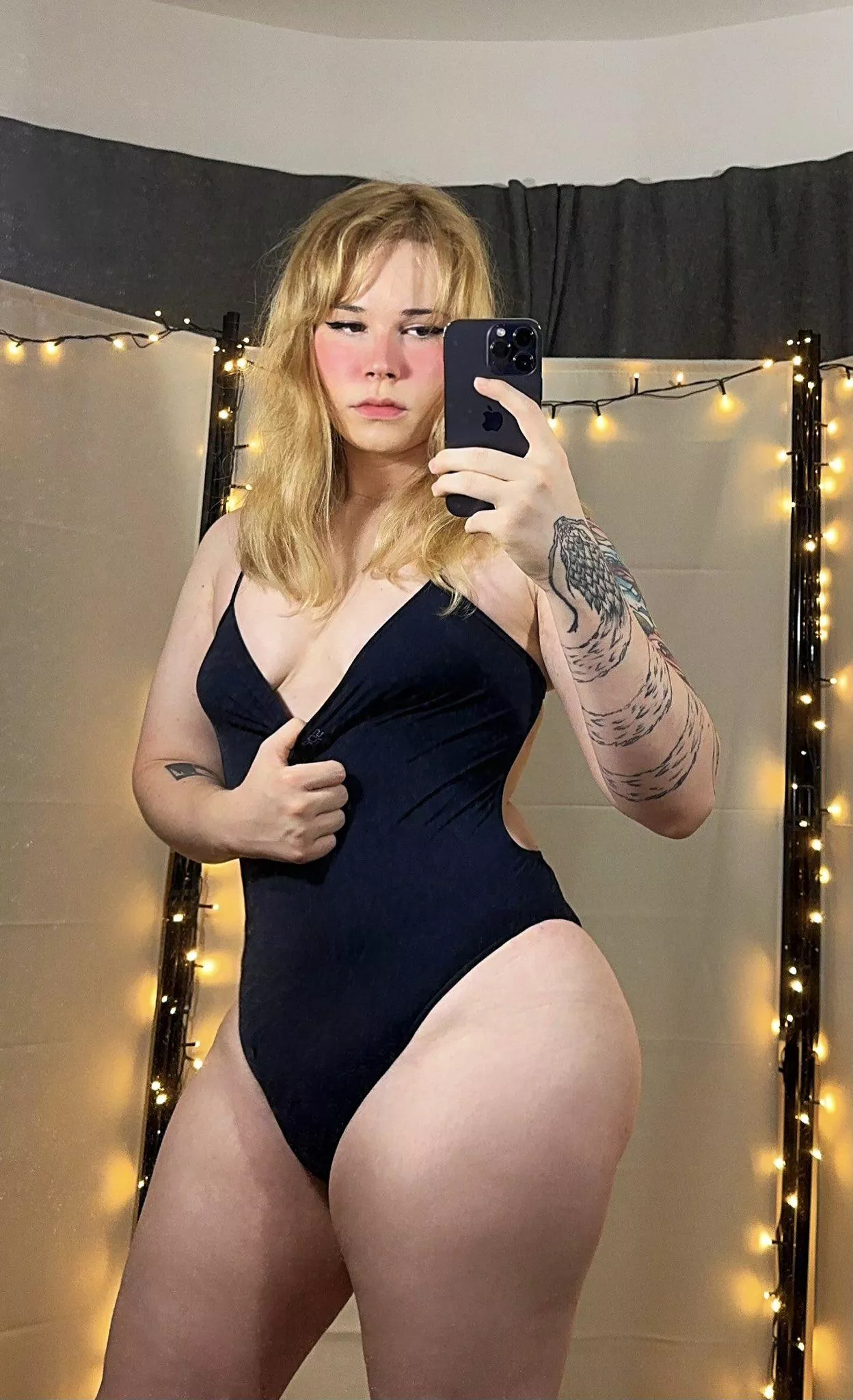 im so horny right now posted by meowriza2pt0