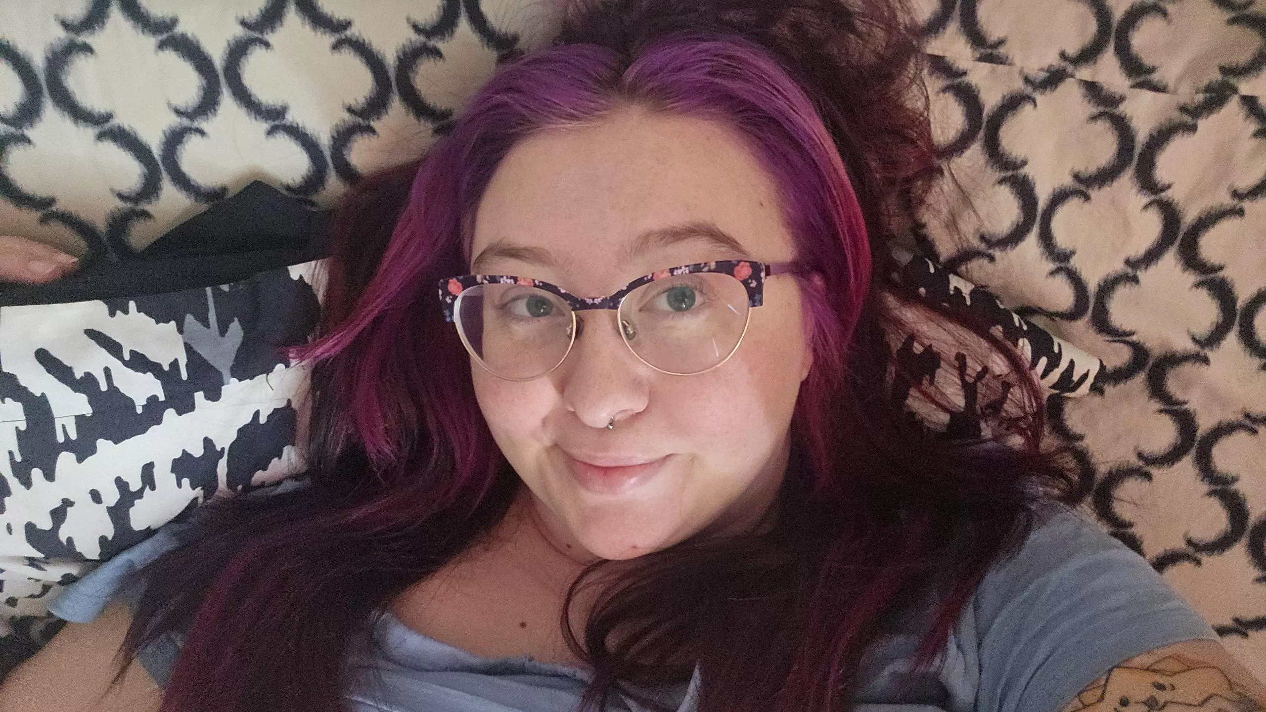 Lil no makeup selfie in bed 💗 posted by sapphiremelonz