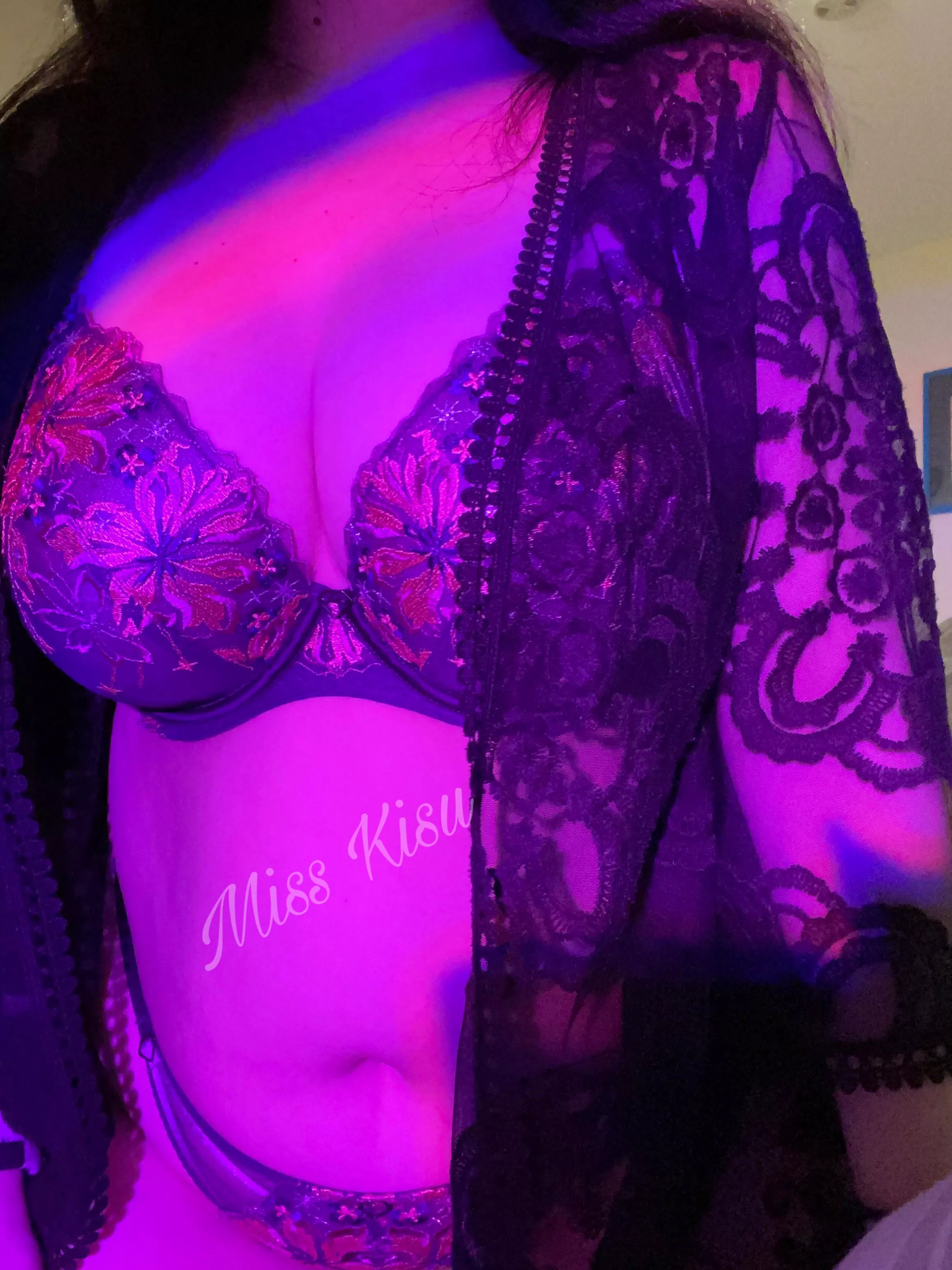 [MissKisu] I’m live right now, come help me buy my first lush posted by MissKisuKitty